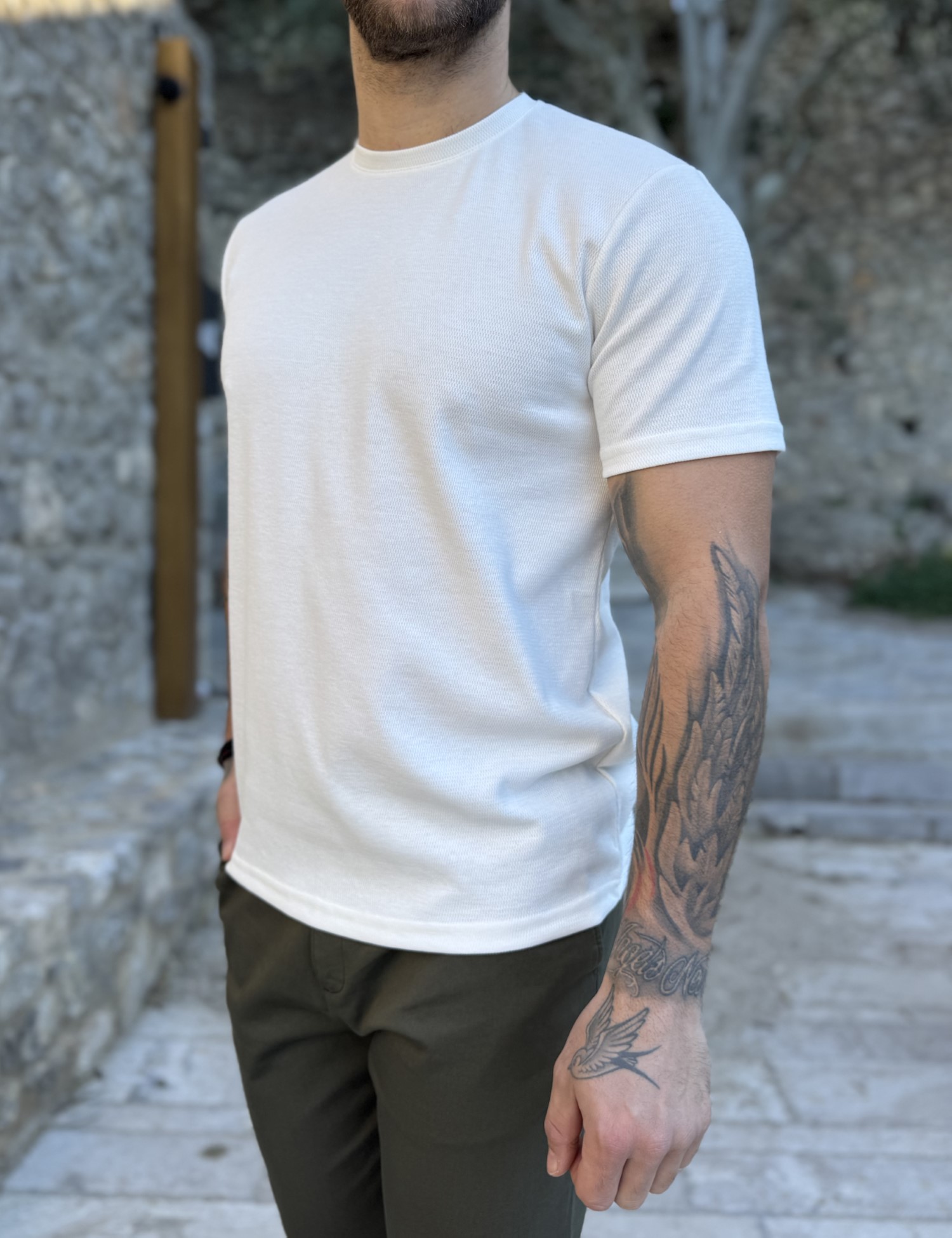 Ανδρική λευκή κοντομάνικη μπλούζα με ανάγλυφο ύφασμα R260336W φωτογραφία